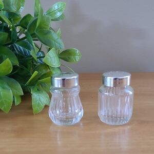 HELLY Retro Minature Ribbed Glass Salt and Pepper Shakers with Silver Tone Tops